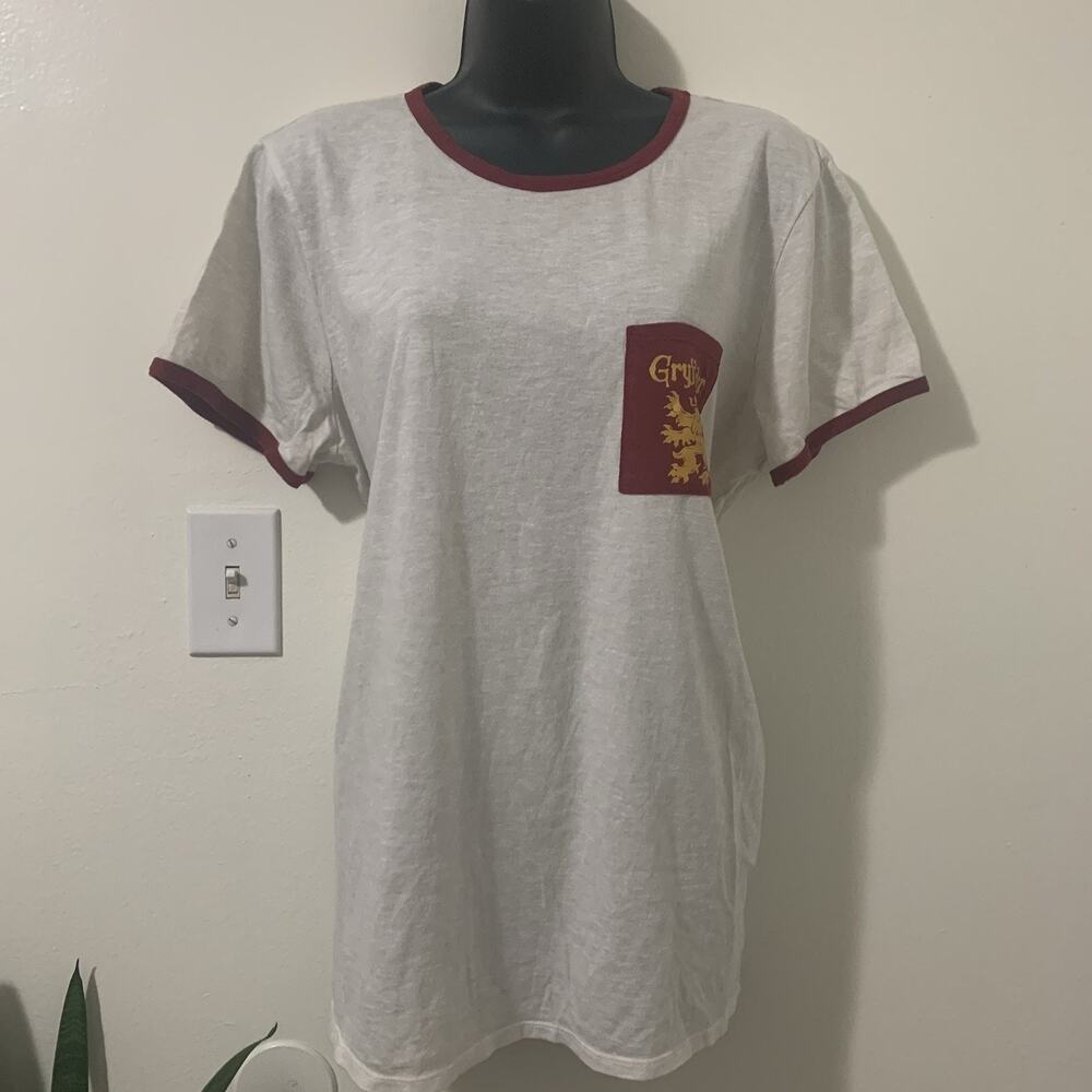 Hot Topic Harry Potter, Ladies size 2X Gryffindor Pocket, Vintage Wash Oatmeal.